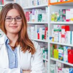 Mujer en la farmacia