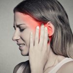 Mujer con dolor de oido