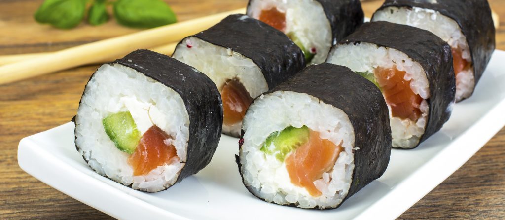 Makizushi o rollos de sushi