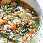 Olla de sopa de verduras
