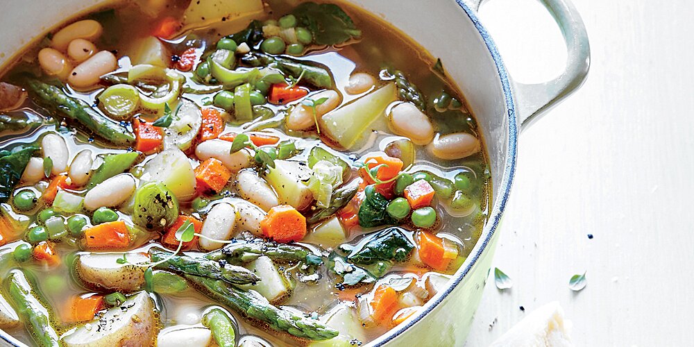 Olla de sopa de verduras