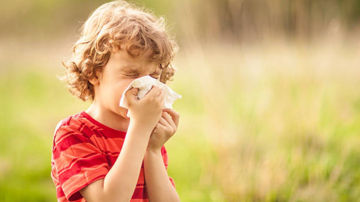 niño limpiando su nariz