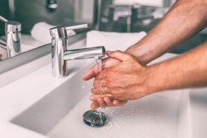 hombre lavando sus manos