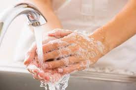 mujer lavando sus manos