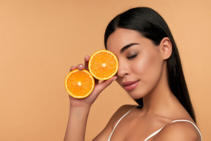 chica con rodajas de naranja