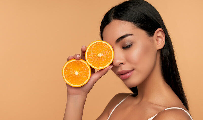 chica con rodajas de naranja