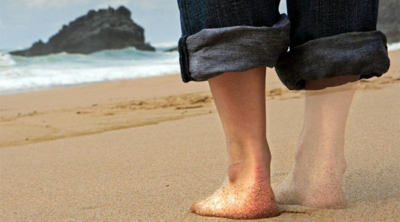 hombre en la playa con sindrome del miembro fantasma