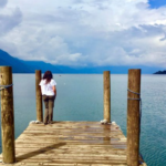 mujer en lago