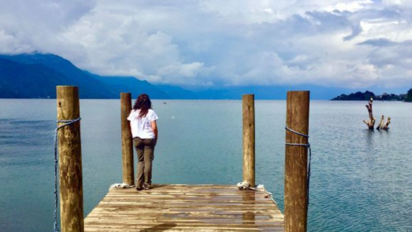 mujer en lago