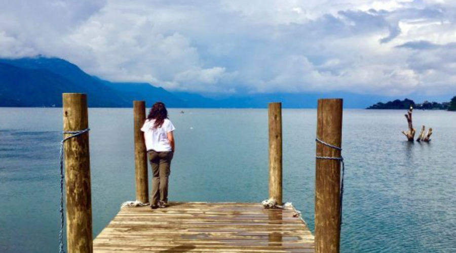 mujer en lago