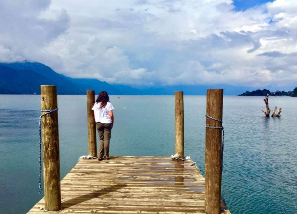 mujer en lago