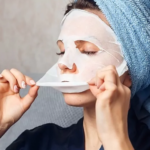 chica con mascarilla