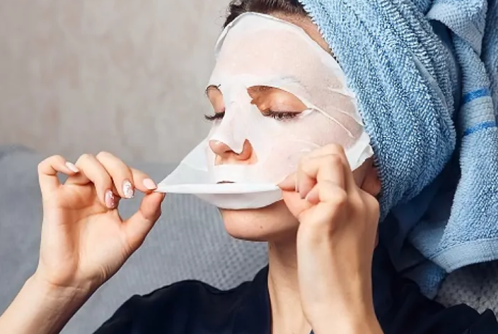 chica con mascarilla