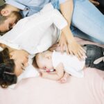 Bebe durmiendo con papás