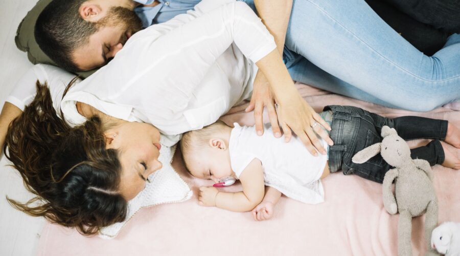 Bebe durmiendo con papás
