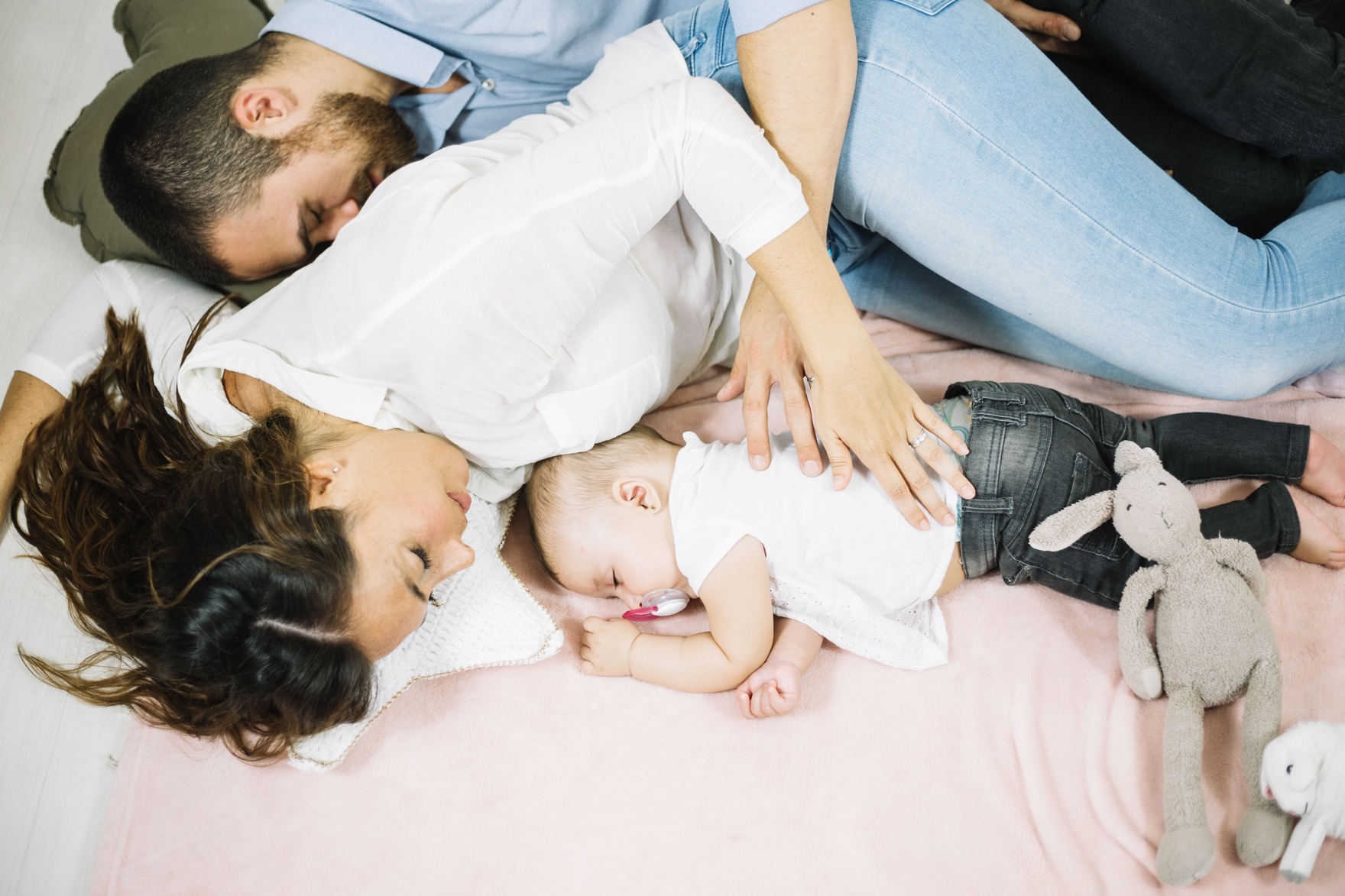 Bebe durmiendo con papás
