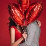 Enamorados en fondo rojo