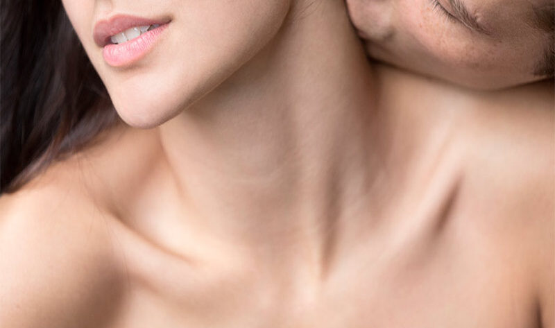 Mujer y hombre abrazándose