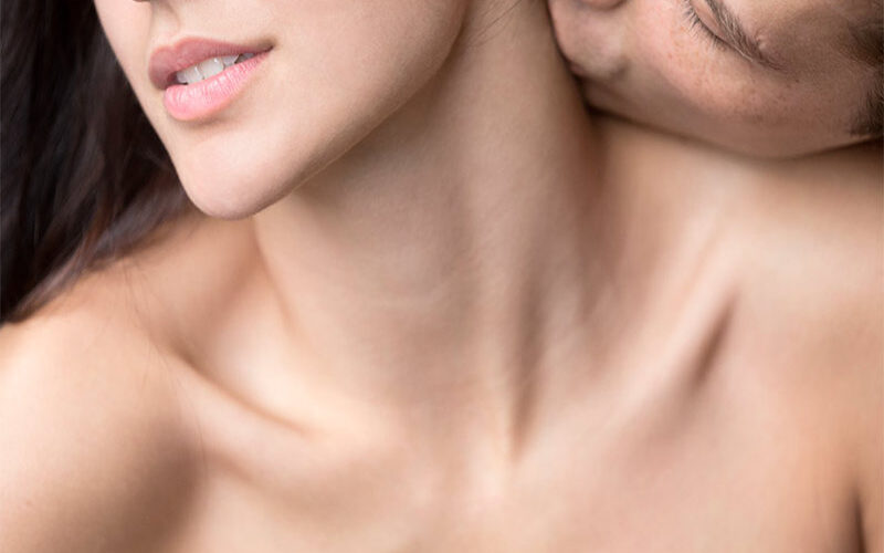 Mujer y hombre abrazándose
