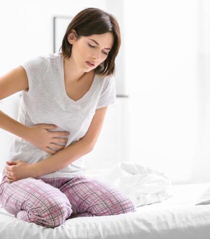 Mujer con dolor de estomago
