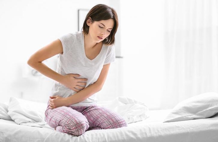 Mujer con dolor de estomago