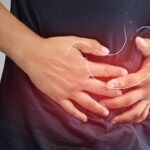 hombre con dolor de estomago
