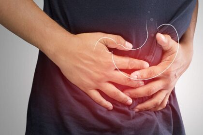 hombre con dolor de estomago