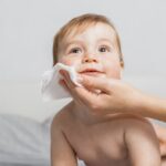 limpiando cara de bebé con wipes