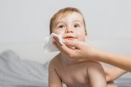 limpiando cara de bebé con wipes