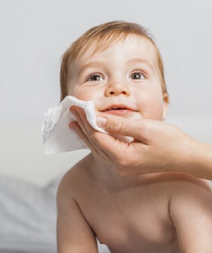 limpiando cara de bebé con wipes
