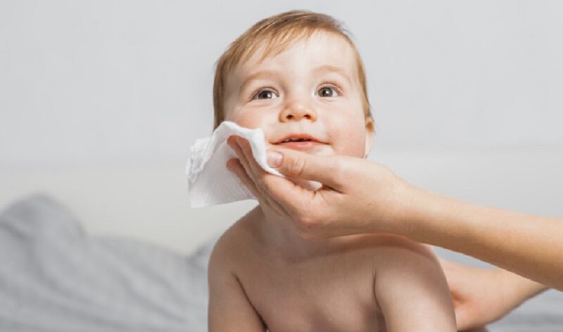 limpiando cara de bebé con wipes
